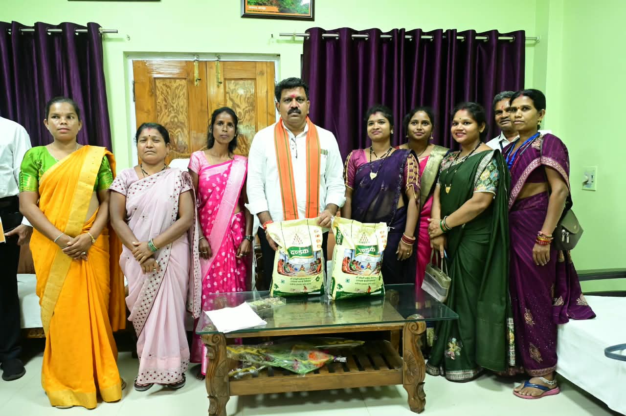 उप मुख्यमंत्री विजय शर्मा से मिलीं माँ दंतेश्वरी महिला किसान उत्पादक कंपनी की सदस्य, उप मुख्यमंत्री ने एनपीओपी प्रमाणन मिलने पर दी बधाई….