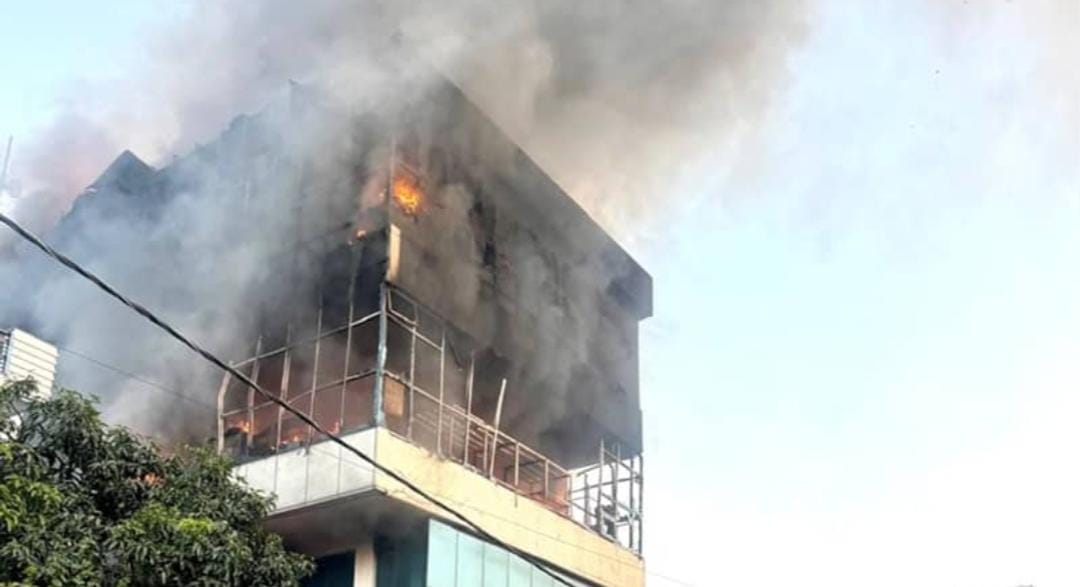 सुभाषनगर में हुंडई सर्विस सेंटर बना आग का गोला, दूर तक दिखा धुएं का गुबार