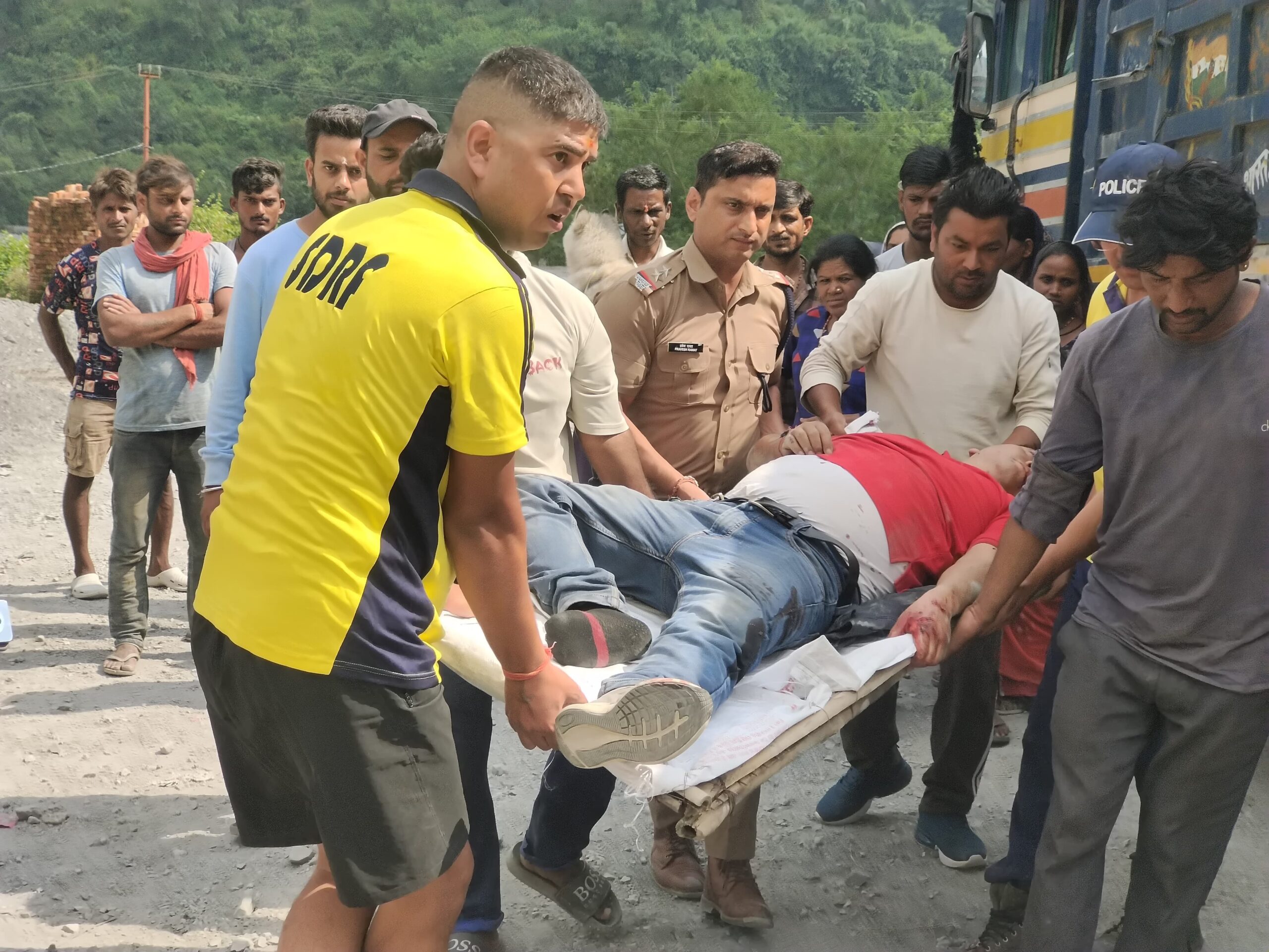 सहस्त्रधारा में बड़ा हादसा: 50 मीटर गहरी खाई में गिरी कार, तीन घायल