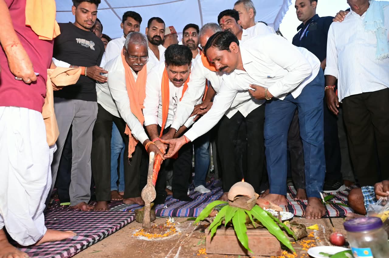 उप मुख्यमंत्री एवं कवर्धा विधायक विजय शर्मा ने 78.51 लाख रुपए के दो सीसी सड़क सह नाली निर्माण कार्यों का किया भूमिपूजन….