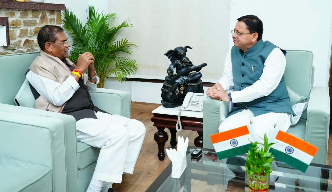 Uttarakhand News: वंचित वर्गों के उत्थान और विकास योजनाओं पर धामी-कुलस्ते की चर्चा, शिक्षा-रोजगार से सामाजिक सशक्तीकरण पर मंथन….