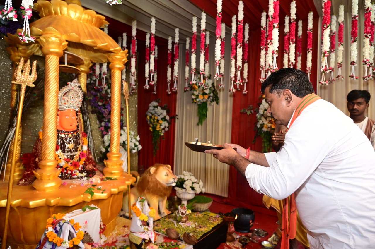 उप मुख्यमंत्री विजय शर्मा ने कवर्धा में मां महामाया और मां विंध्यवासिनी के दर्शन कर प्रदेश की सुख-समृद्धि और खुशहाली की कामना की….