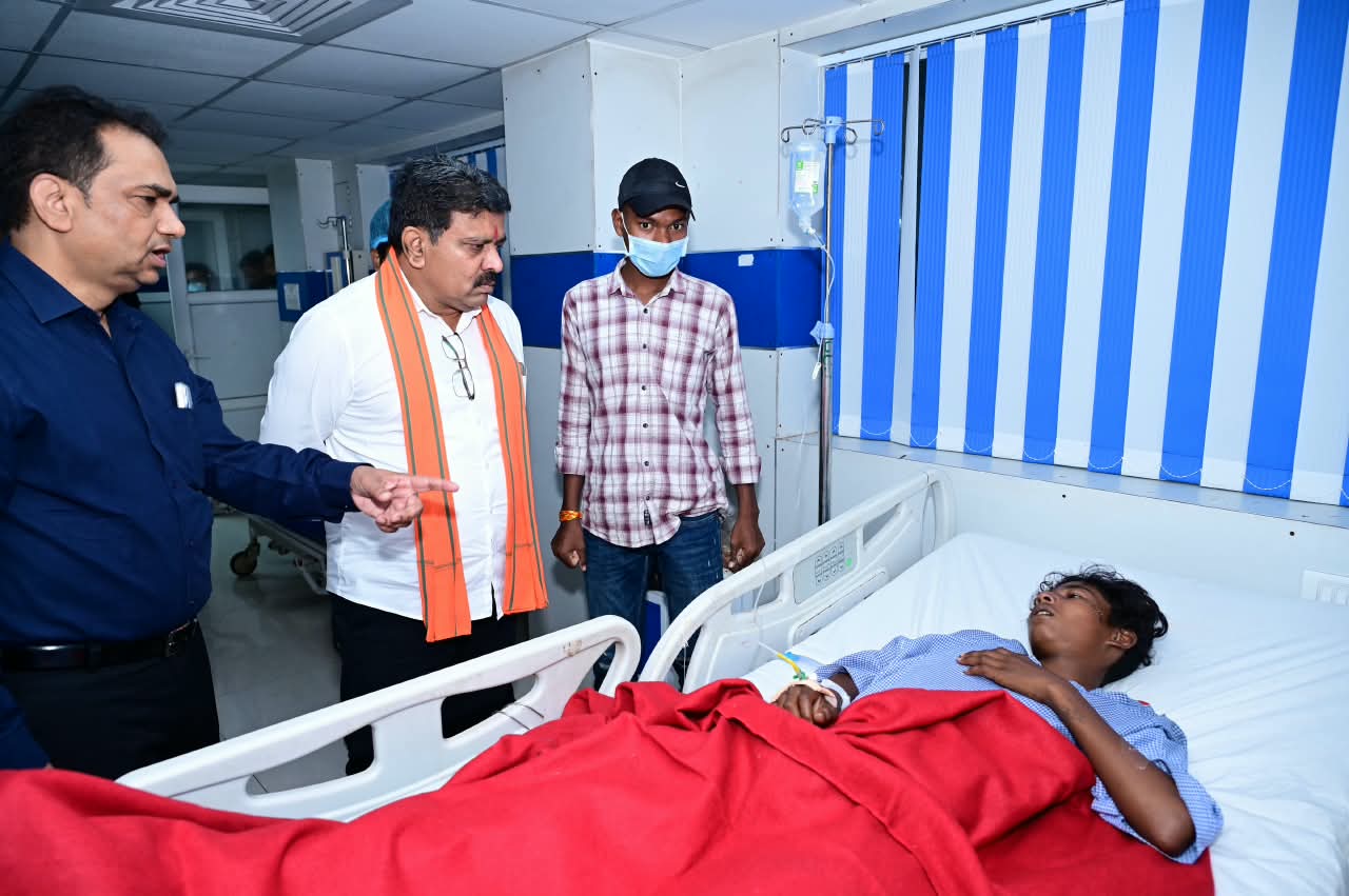 उप मुख्यमंत्री विजय शर्मा ने अस्पताल पहुंचकर जाना सड़क हादसे में घायलों का हाल, मरकाटोला घाट सड़क हादसे के घायलों और परिजनों से की मुलाकात, बेहतर उपचार के दिए निर्देश…..