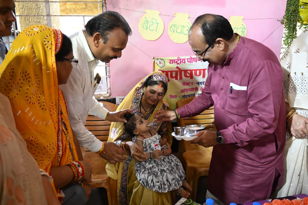 ‘बच्चों के अंदर अपना बचपना ढूंढता हूं…’ : जमीन पर बैठकर बच्चों संग खेले अरुण साव….