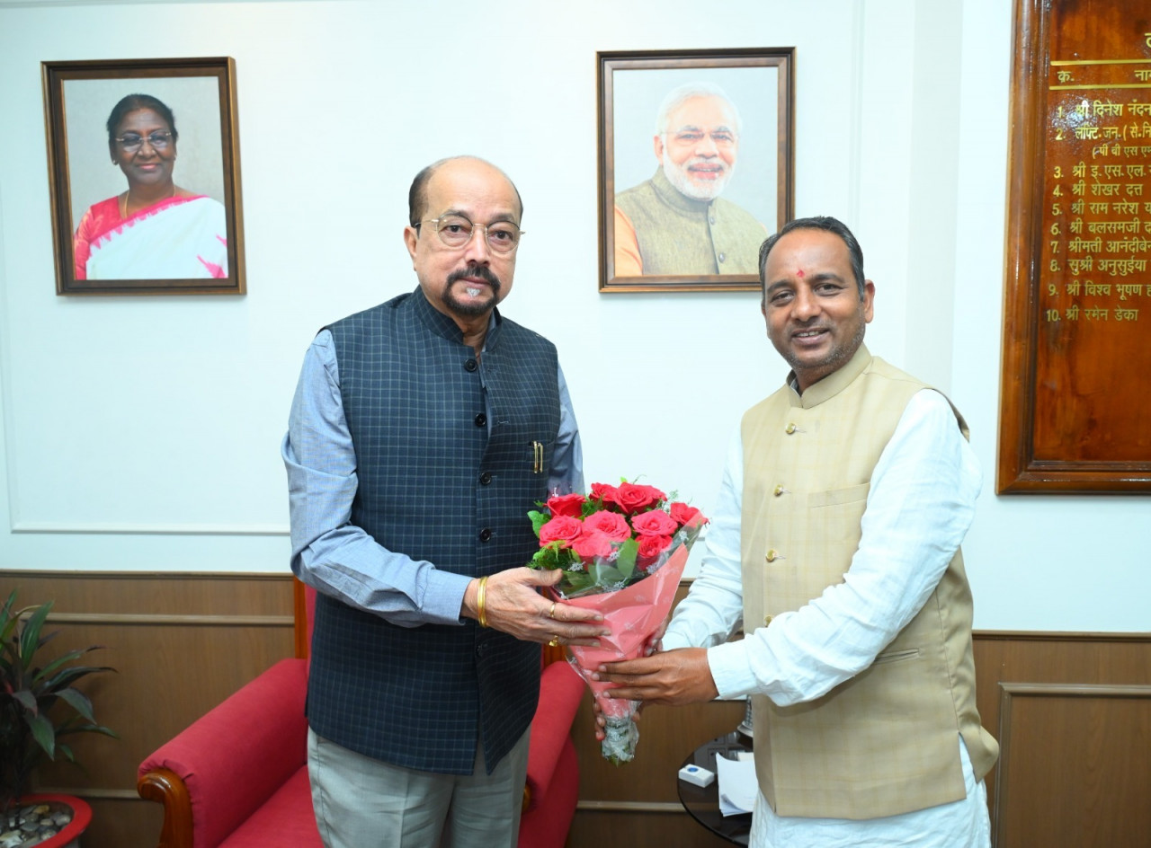 राज्यपाल रमेन डेका से छत्तीसगढ़ रेड क्रॉस समिति के अध्यक्ष ने की सौजन्य भेंट…..