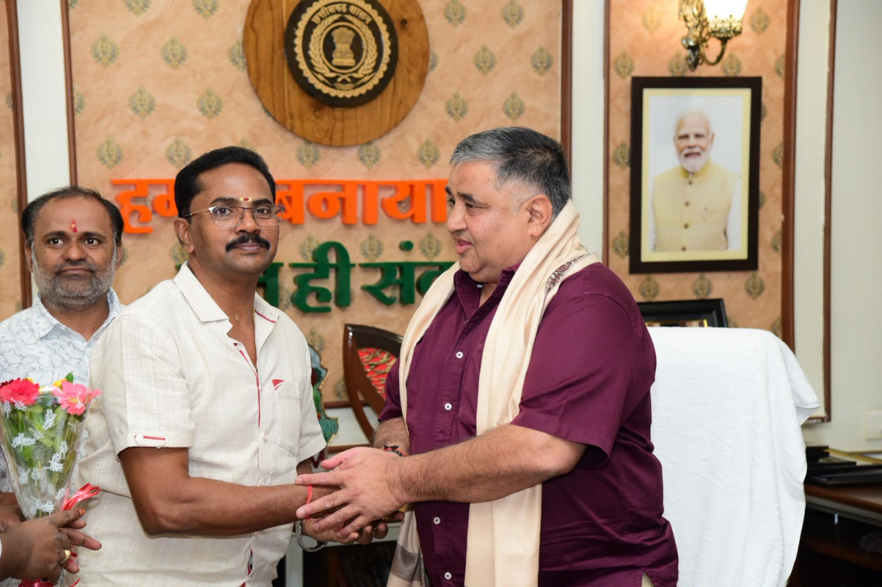 पर्यटन मंत्री राजेश अग्रवाल ने नवा रायपुर स्थित निवास कार्यालय में नागरिकों से की आत्मीय भेंट-मुलाकात…..